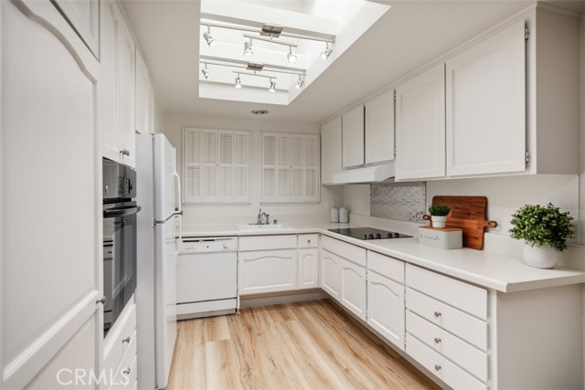 933 Avenida Majorca, Laguna Woods CA: https://media.crmls.org/medias/b345159f-df9e-4ac0-bad4-62bb77664565.jpg
