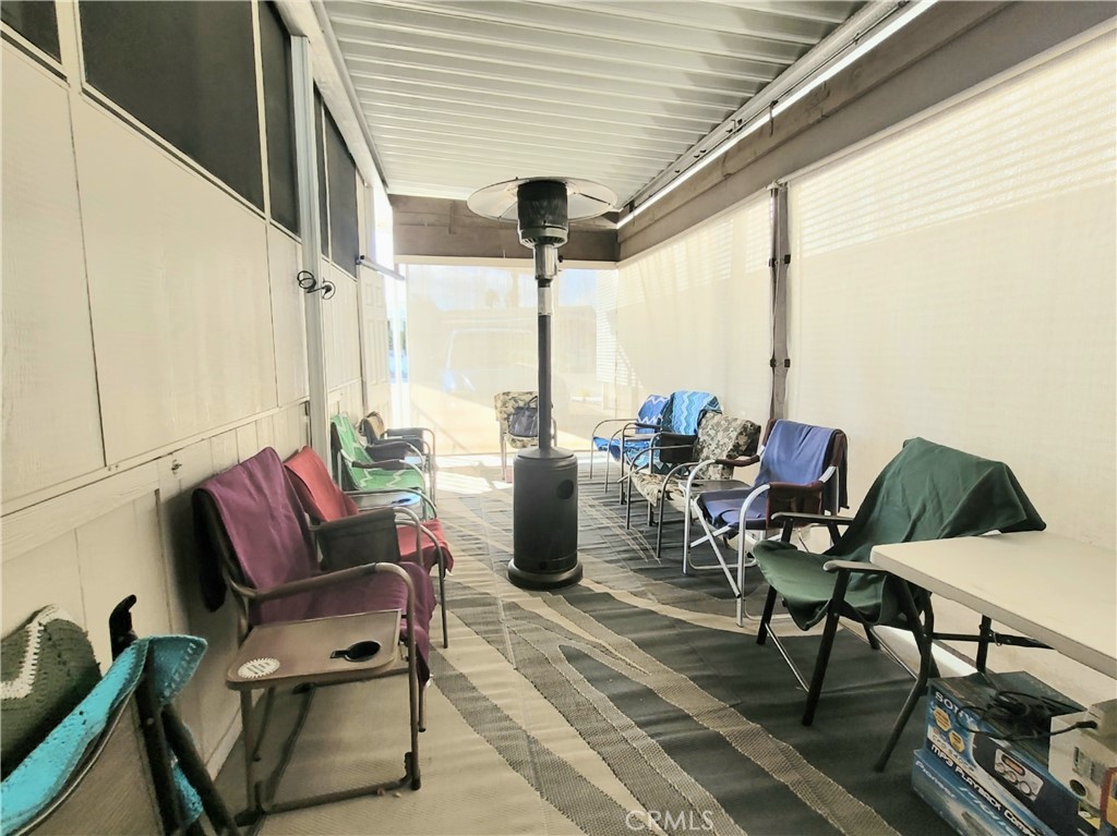 https://media.crmls.org/medias/b348c571-eaed-41a4-a639-bff124d4d427.jpg?preset=X-Large