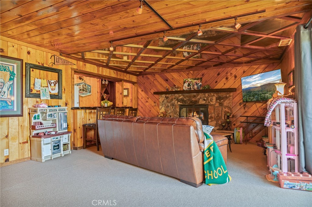 https://media.crmls.org/medias/b34d0c3b-9fe7-429a-b287-2c625f4ef7c5.jpg?preset=X-Large