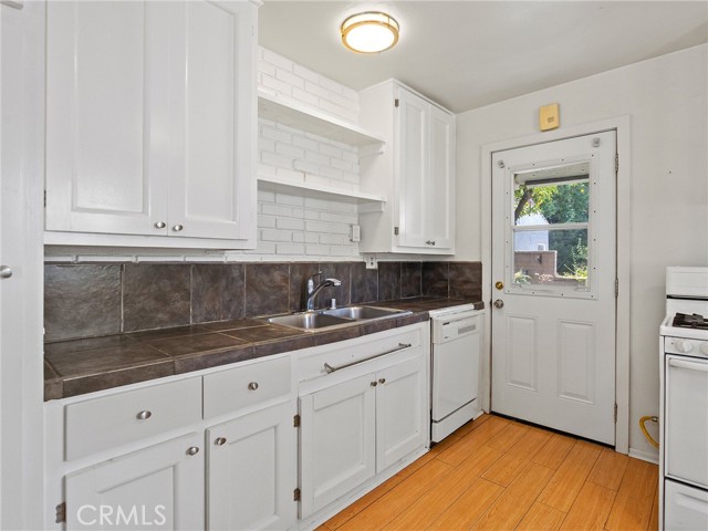 2215 N Brighton Street, Burbank CA: https://media.crmls.org/medias/b34d10cb-a1e8-494b-b2e3-fddb1856ae44.jpg