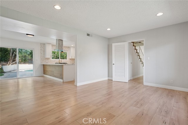 5789 Fairhaven Avenue, Woodland Hills CA: https://media.crmls.org/medias/b34e9ec2-d957-4a84-854e-b4be5c0732e8.jpg