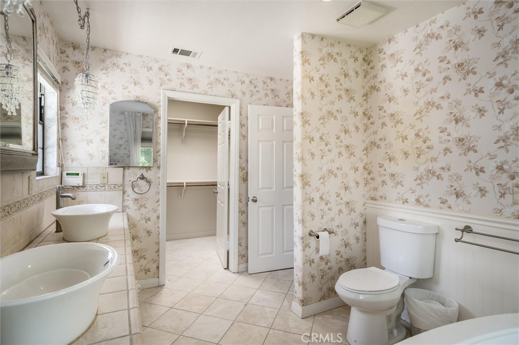 https://media.crmls.org/medias/b34fa613-d9a5-4587-b366-c3a595b62d6d.jpg?preset=X-Large