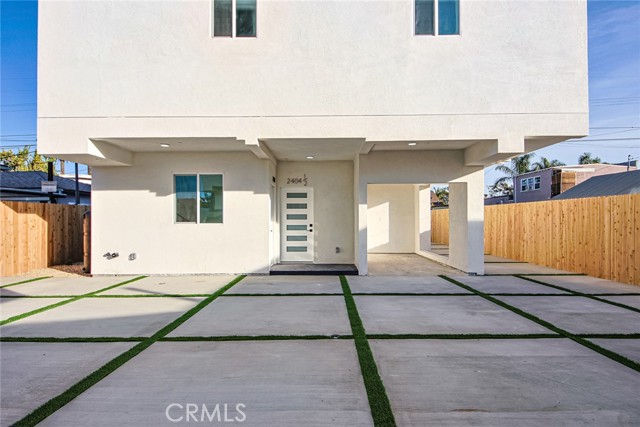 2402 S Cochran Avenue, Los Angeles CA: https://media.crmls.org/medias/b353066e-5129-4f82-8035-c99026945c80.jpg