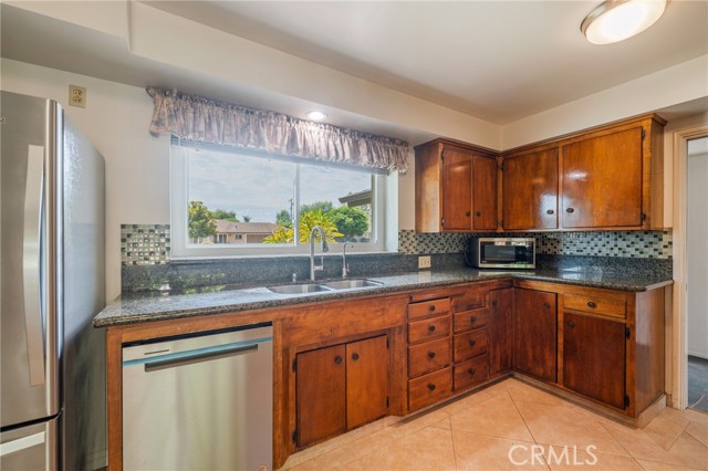921 W Pioneer Drive, Anaheim CA: https://media.crmls.org/medias/b3562c08-37c8-4f3f-8002-4520dd9d234b.jpg
