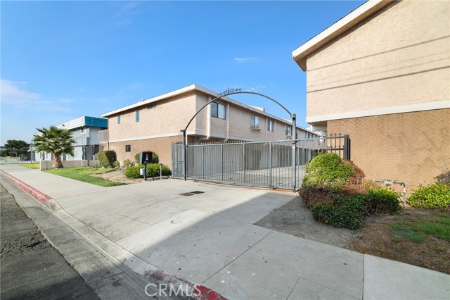 Detail Gallery Image 37 of 42 For 13534 Cordary Ave #14,  Hawthorne,  CA 90250 - 3 Beds | 3 Baths