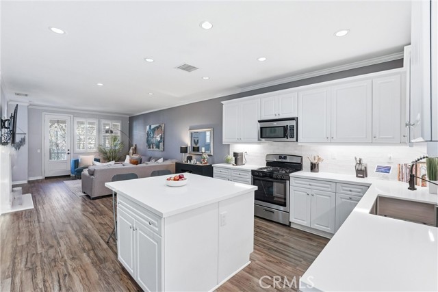 Detail Gallery Image 4 of 42 For 755 S Kroeger St, Anaheim,  CA 92805 - 3 Beds | 3/1 Baths