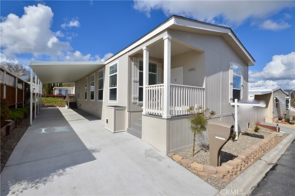10951 Las Casitas