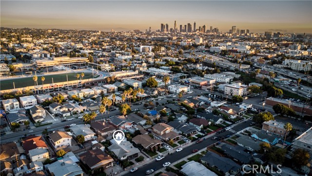 748 N Kenmore, Los Angeles CA: https://media.crmls.org/medias/b363452c-b5a1-4126-bc4f-80a19fc24d02.jpg