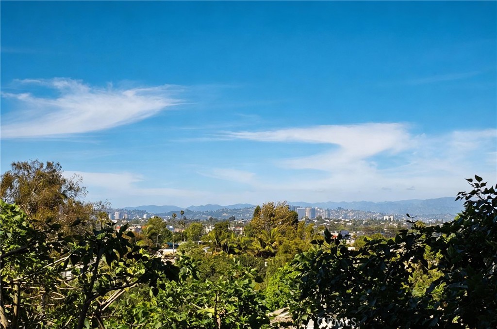 https://media.crmls.org/medias/b3642ce2-eb66-4885-b1e7-aaf17777483c.jpg?preset=X-Large