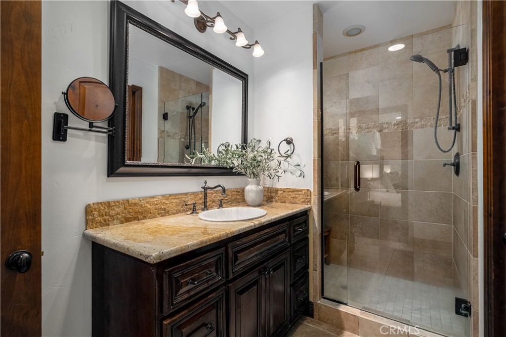 https://media.crmls.org/medias/b364ed77-4410-4fb5-aabb-0940f3a92de4.jpg?preset=X-Large