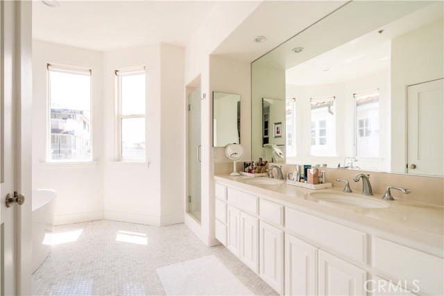 300 19TH Street, Manhattan Beach CA: https://media.crmls.org/medias/b3659393-c7f5-4d83-ab67-a65f6131c211.jpg