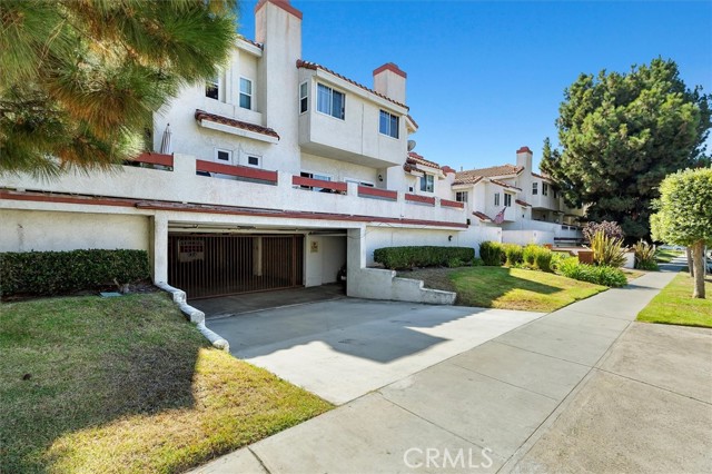 2740 Gramercy Avenue, Torrance CA: https://media.crmls.org/medias/b3668118-73cc-42ab-9459-fec6938bd5c5.jpg