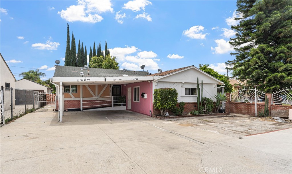 15744 Saticoy Street