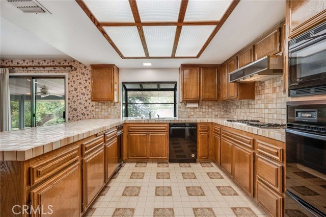 605 N Live Oak, Glendora CA: https://media.crmls.org/medias/b36949d6-80e8-46cd-879e-8e06ec971001.jpg