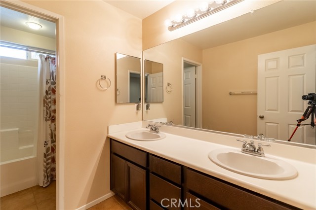 22326 Blue Lupine Circle, Grand Terrace CA: https://media.crmls.org/medias/b36c5441-d3a2-46b7-91e8-d832f2f1f969.jpg