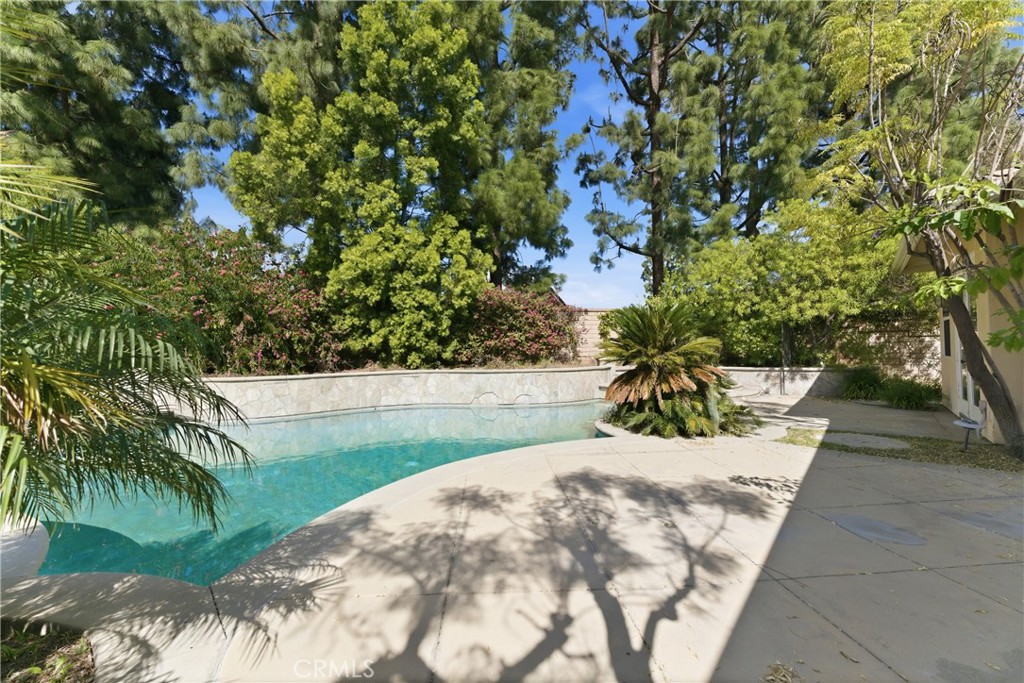 https://media.crmls.org/medias/b36da7c8-0b61-422b-ad0f-ec2bf115cb60.jpg?preset=X-Large