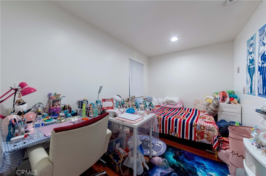 https://media.crmls.org/medias/b3717caa-b6a9-4137-9349-cd1a68d8a2f8.jpg?preset=X-Large