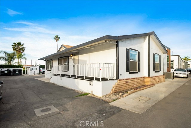 Detail Gallery Image 1 of 37 For 8250 Lankershim Blvd #33,  North Hollywood,  CA 91605 - 3 Beds | 2 Baths