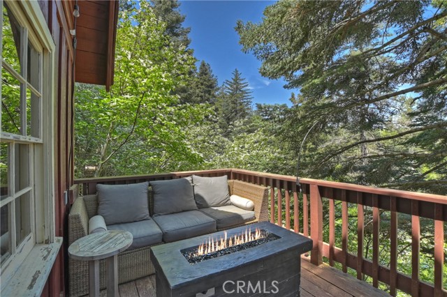 Detail Gallery Image 5 of 44 For 28410 Larchmont Ln, Lake Arrowhead,  CA 92352 - 3 Beds | 2 Baths