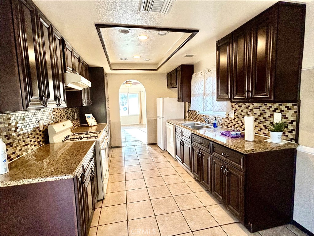 https://media.crmls.org/medias/b377f98e-da37-4aec-92ae-b85684074d6b.jpg?preset=X-Large