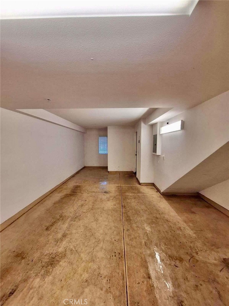 https://media.crmls.org/medias/b3785073-9db8-4b9e-8f6e-8329d976e0b2.jpg?preset=X-Large