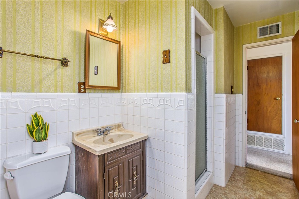 https://media.crmls.org/medias/b3788987-de16-480b-86a8-8abf42205dad.jpg?preset=X-Large