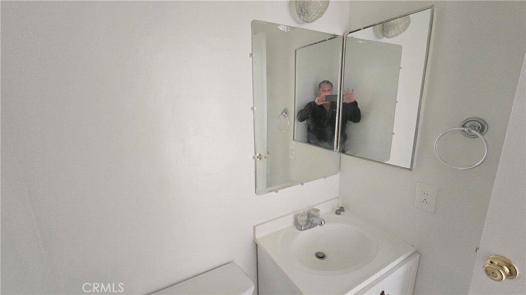 https://media.crmls.org/medias/b3791276-9251-4a75-8f08-1db8ed7c6128.jpg?preset=X-Large