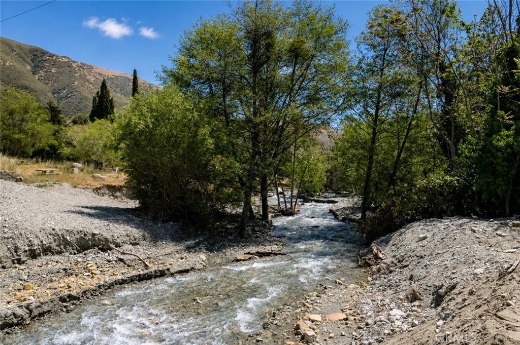 https://media.crmls.org/medias/b37a450c-58e1-4bf9-ad8d-a5cc9095aff2.jpg?preset=X-Large