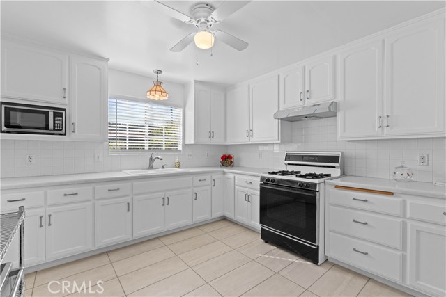 Detail Gallery Image 7 of 19 For 874 W 33rd Way, Long Beach,  CA 90806 - 3 Beds | 2 Baths