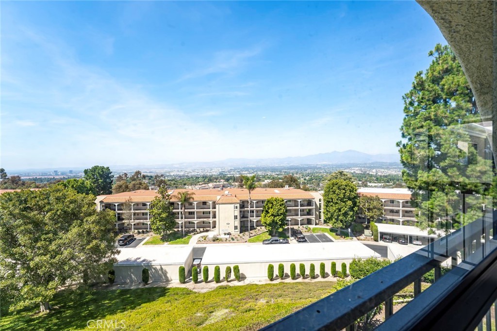 https://media.crmls.org/medias/b37d122f-0eb7-4c08-936e-b53b92d59f69.jpg?preset=X-Large