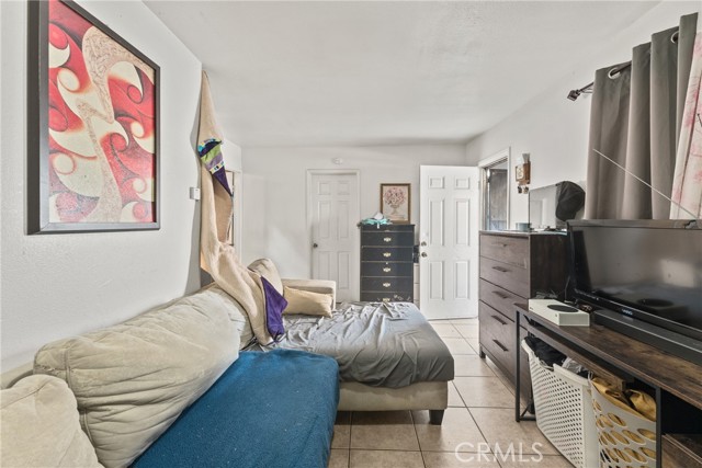 Detail Gallery Image 4 of 38 For 6118 S Main, Los Angeles,  CA 90003 - 6 Beds | 3/2 Baths