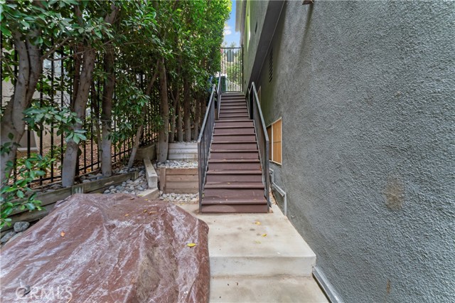 Detail Gallery Image 43 of 51 For 2355 N Beverly Glen Bld, Los Angeles,  CA 90077 - 2 Beds | 3/1 Baths