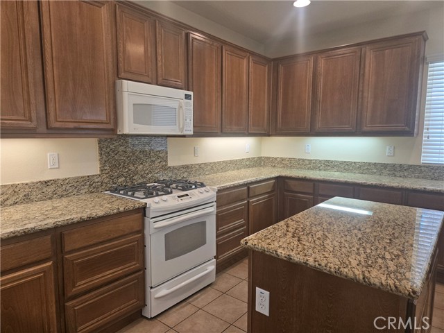 Detail Gallery Image 8 of 20 For 42610 Meridian Way, Lancaster,  CA 93536 - 5 Beds | 3 Baths