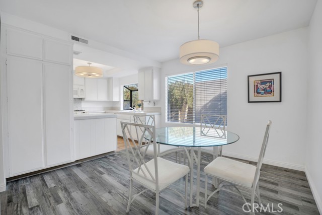 Detail Gallery Image 15 of 34 For 19431 Sherman Way #10,  Reseda,  CA 91335 - 2 Beds | 2/1 Baths