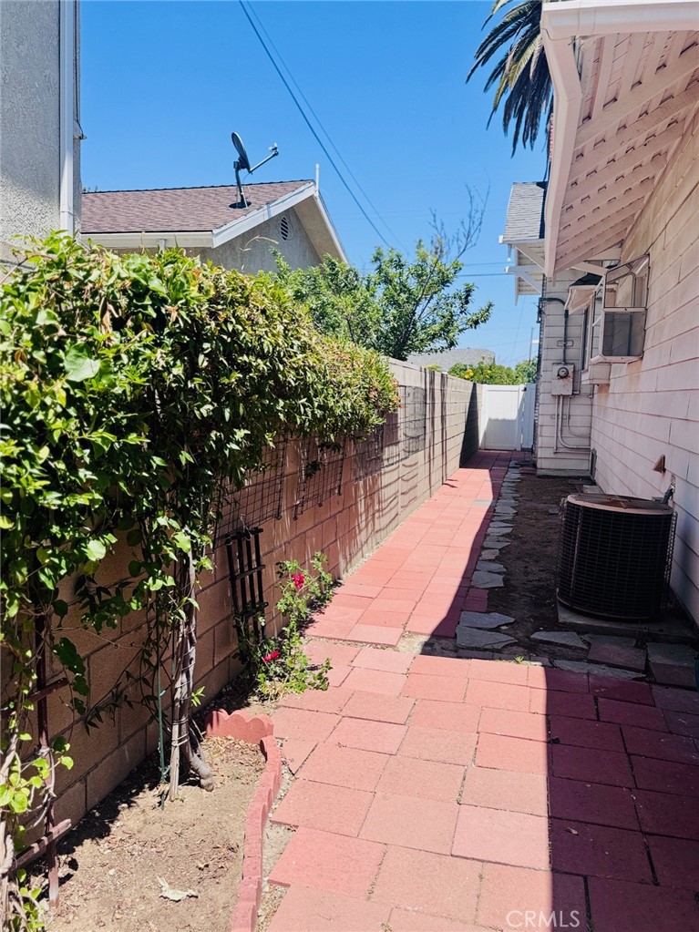 https://media.crmls.org/medias/b38112d8-9071-4b70-ba24-4a5d089d246d.jpg?preset=X-Large