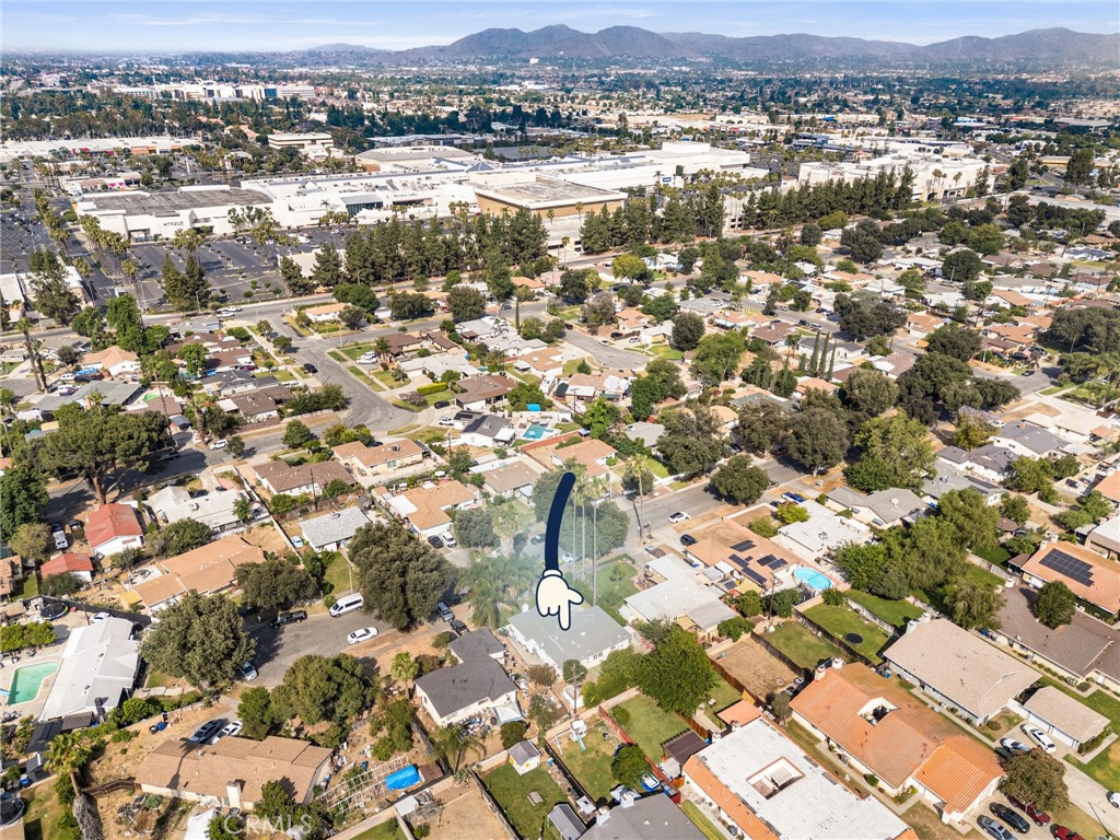 https://media.crmls.org/medias/b38295d3-3c29-44f9-b4e4-9591001979e0.jpg?preset=X-Large