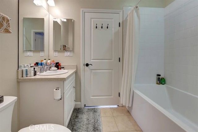 27 Looking Glass, Irvine CA: https://media.crmls.org/medias/b382ec45-7b6c-4fbb-af5f-3022d0523280.jpg