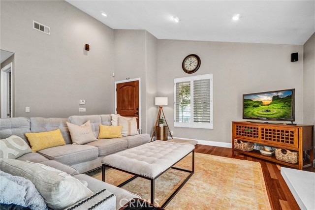 1 Deerwood W, Irvine CA: https://media.crmls.org/medias/b383c813-be46-405f-a52a-2efca9ed2d77.jpg