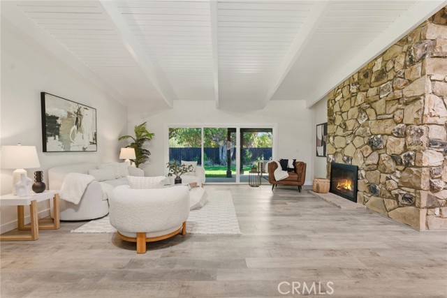 Detail Gallery Image 4 of 45 For 6020 Neddy Ave, Woodland Hills,  CA 91367 - 5 Beds | 3 Baths