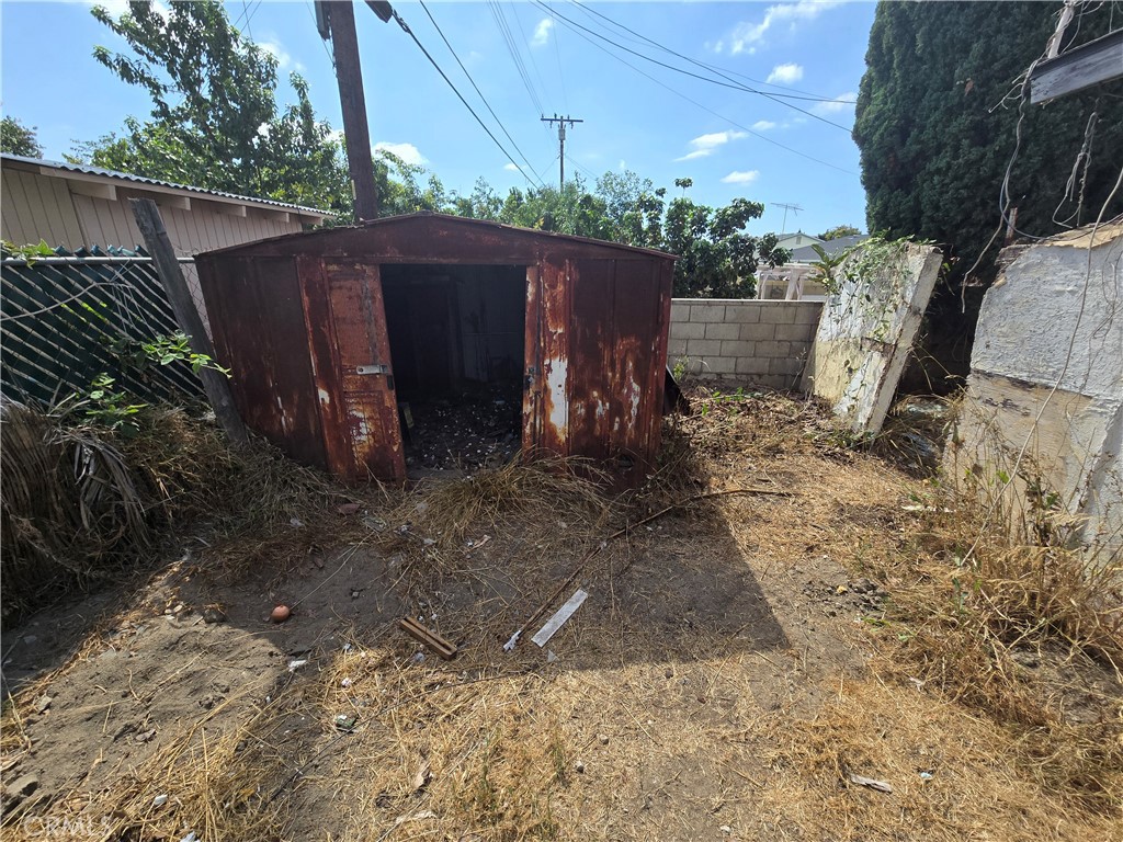 https://media.crmls.org/medias/b3845619-f21c-461b-805b-a56b8ee8847a.jpg?preset=X-Large