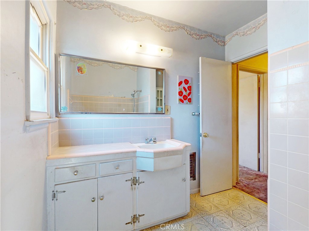 https://media.crmls.org/medias/b384a76e-71f6-46f1-b7dc-2de59eb24d7c.jpg?preset=X-Large
