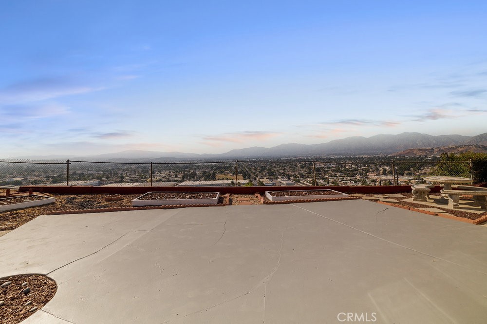 https://media.crmls.org/medias/b38990f3-1970-449c-bfda-3226ad599e5e.jpg?preset=X-Large