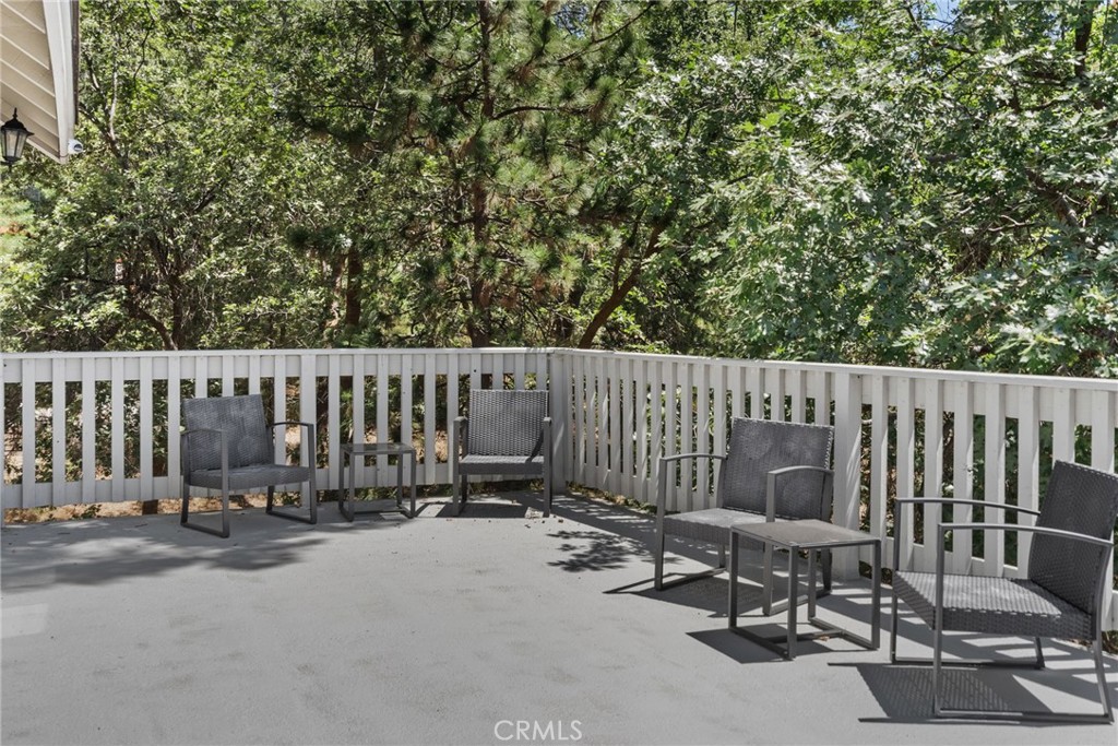 https://media.crmls.org/medias/b389c26c-147f-40bf-a148-32616b1c9fe1.jpg?preset=X-Large