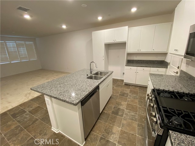 Detail Gallery Image 5 of 17 For 5630 Altamura Way, Fontana,  CA 92336 - 3 Beds | 2/1 Baths