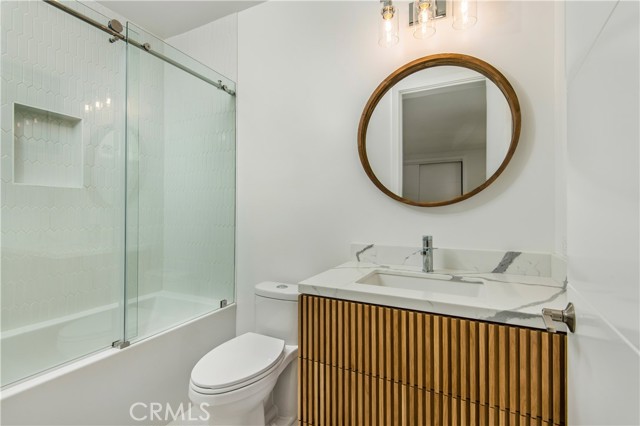 Detail Gallery Image 17 of 35 For 300 Manhattan Ave, Hermosa Beach,  CA 90254 - 5 Beds | 5/2 Baths