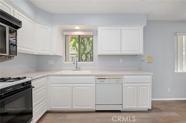 9000 Vanalden Avenue, Northridge CA: https://media.crmls.org/medias/b38b7dcf-83dd-475b-9717-8dfcfb7bc7b3.jpg