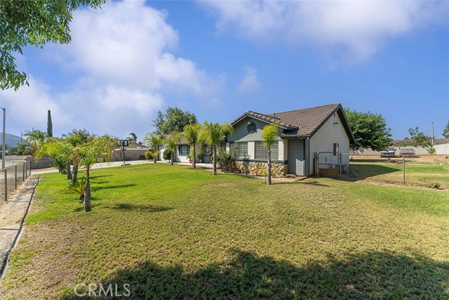 6860 27th Street, Jurupa Valley CA: https://media.crmls.org/medias/b38c998a-fbaa-4477-a75a-dc077de6ae6f.jpg