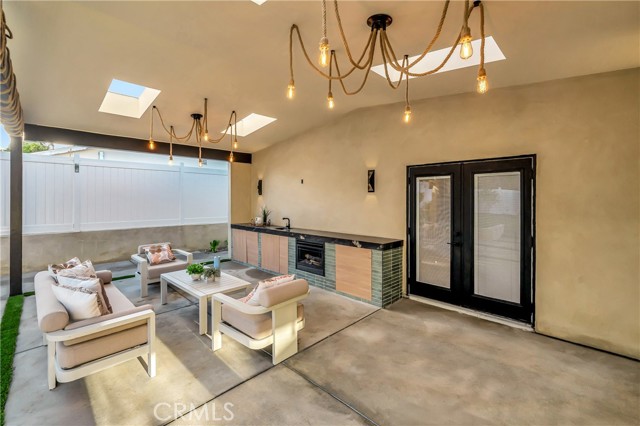 Detail Gallery Image 35 of 41 For 24250 Friar St, Woodland Hills,  CA 91367 - 4 Beds | 4 Baths