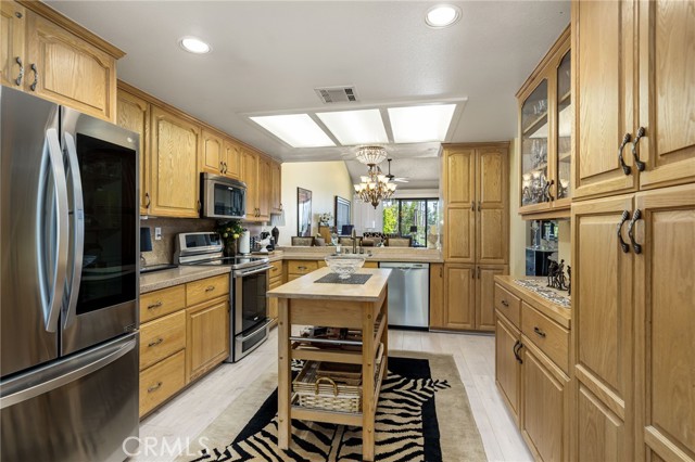76022 Honeysuckle Drive, Palm Desert CA: https://media.crmls.org/medias/b3914a34-bd15-4d98-81b7-865de89d3ef6.jpg
