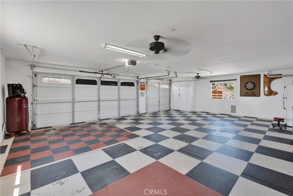 https://media.crmls.org/medias/b391921d-e39d-4a02-b625-b1dc0a4330e4.jpg?preset=X-Large